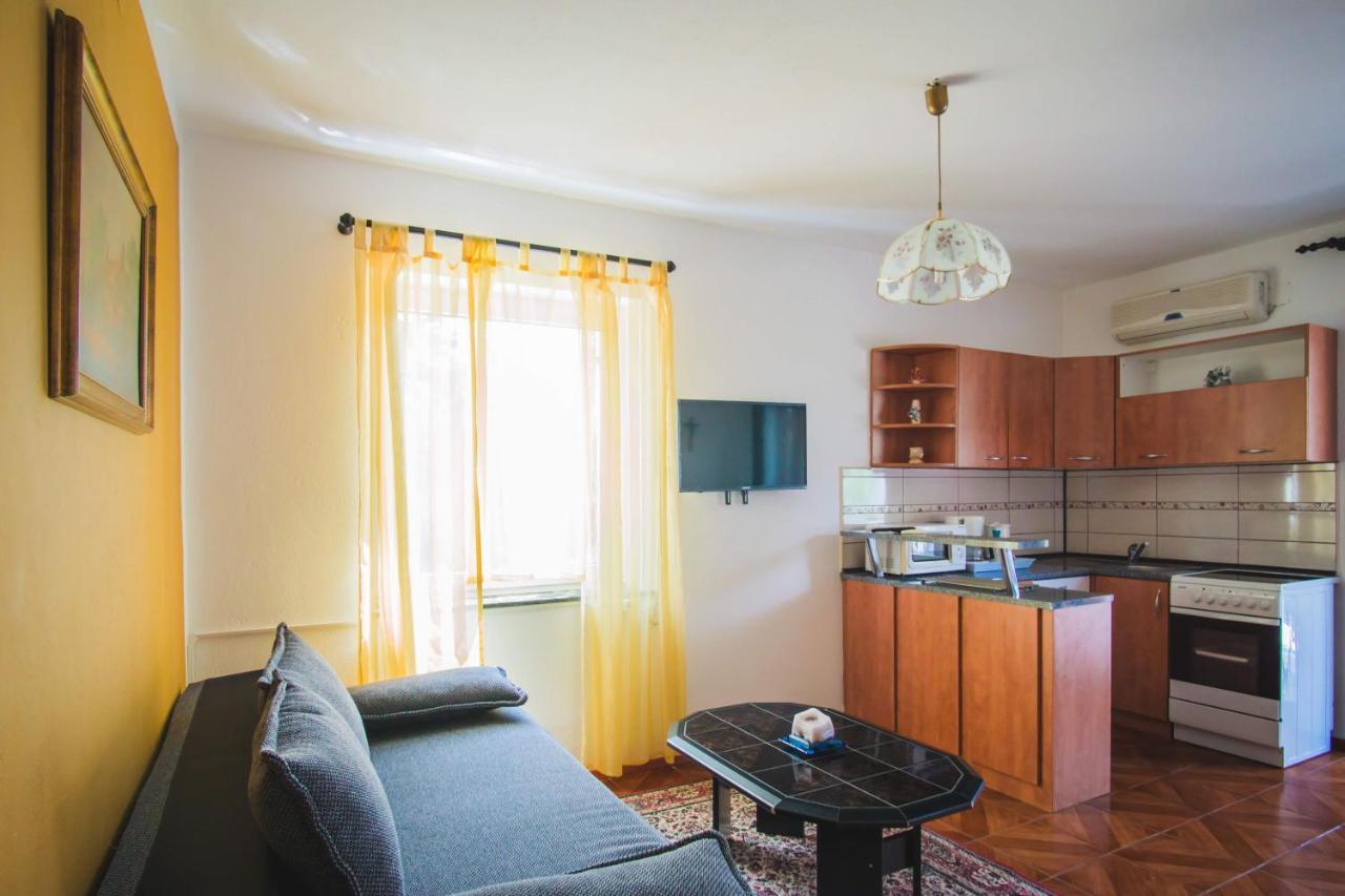 Apartmani Mili Malinska Exterior photo